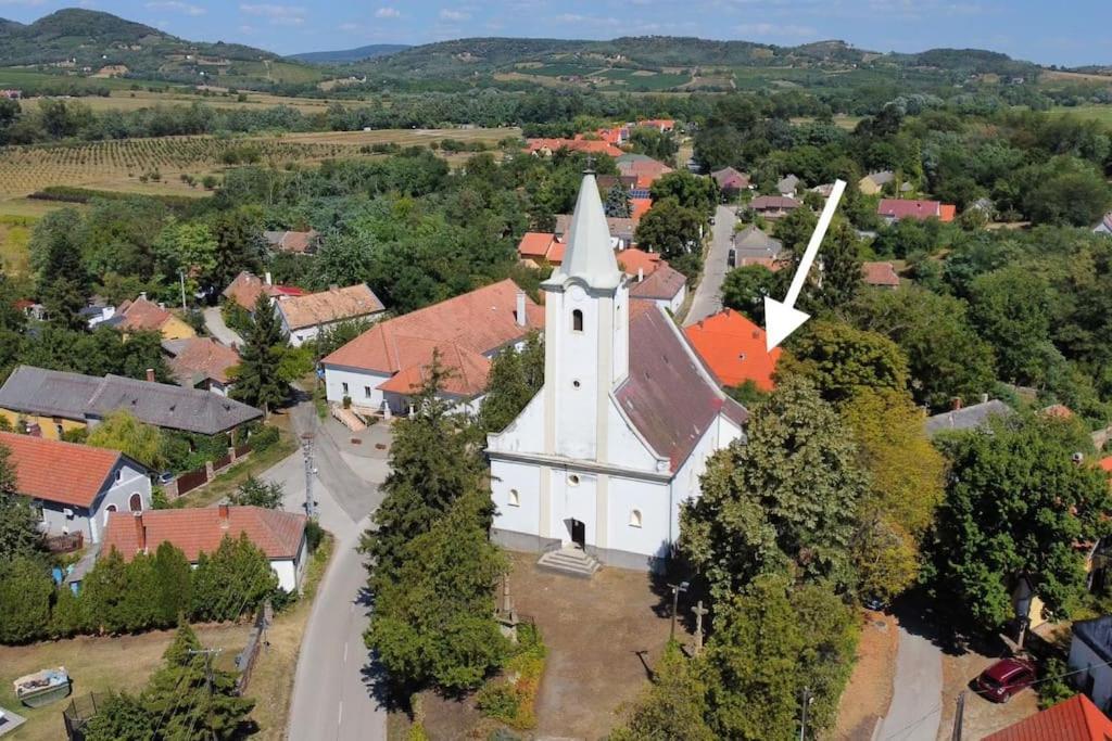 Parokia Apartman Es Coworking A Balaton Mellett Kaptalantoti Екстер'єр фото